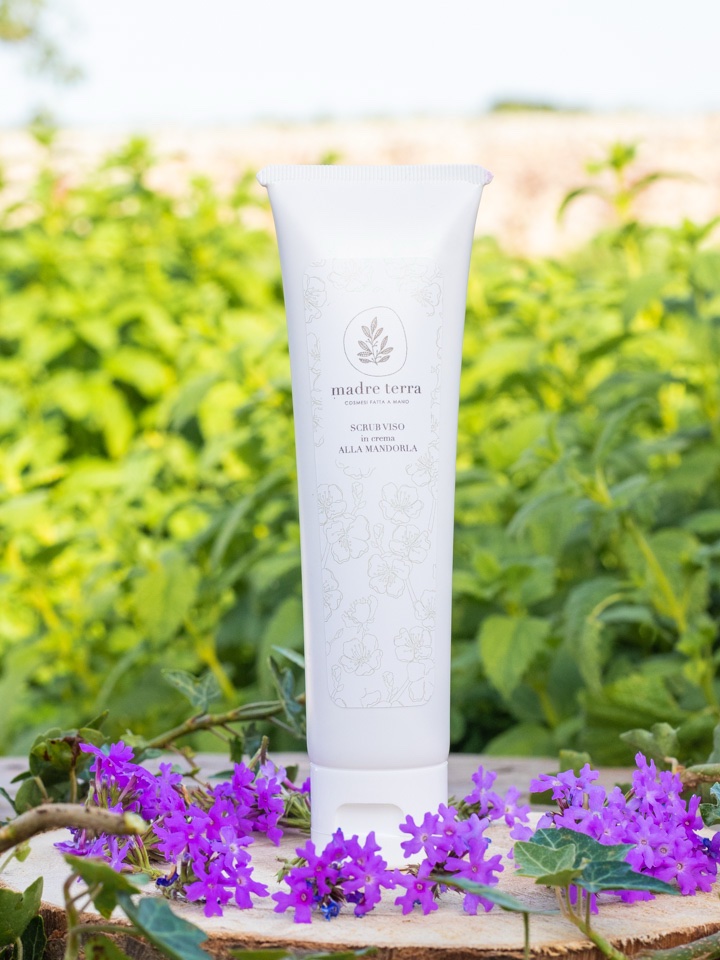 Scrub viso in crema alla mandorla